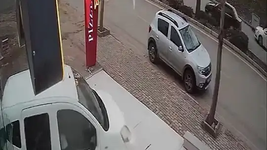 Hafif ticari aracın iş yerinin vitrinine çarpma anı güvenlik kamerasında