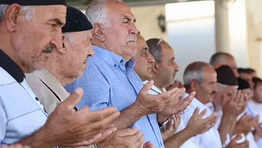 Haniye için kılınan cenaze namazında duygusal anlar: Yaşlı adam İsrail'i kınadı, gözyaşları döktü