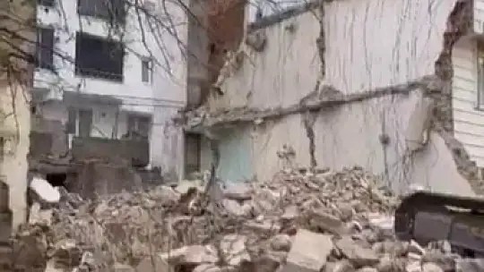 Hasarlı binayı yıkarken sağlam binaya zarar verdiler