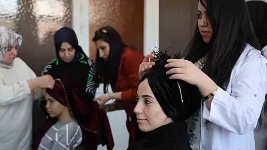 Hayallerini gerçekleştirmek isteyen kadınlar kuaförlük kursunda ter döküyor