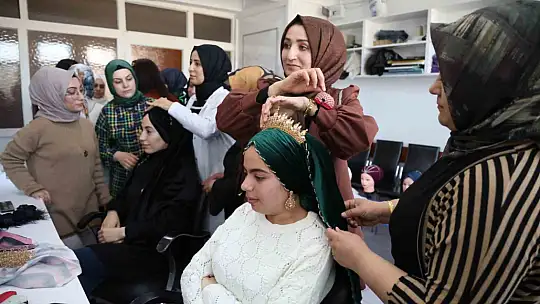 Hayallerini gerçekleştirmek isteyen kadınlar kuaförlük kursunda ter döküyor