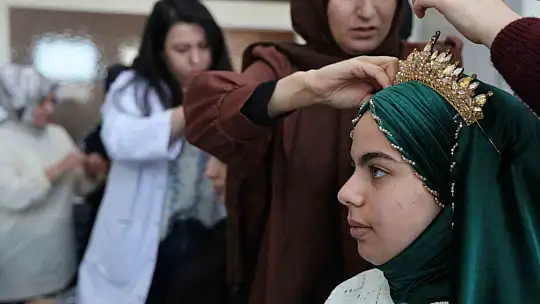 Hayallerini gerçekleştirmek isteyen kadınlar kuaförlük kursunda ter döküyor