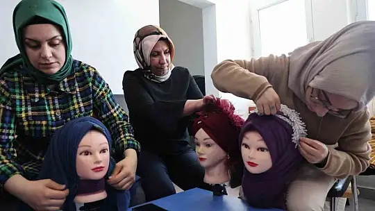 Hayallerini gerçekleştirmek isteyen kadınlar kuaförlük kursunda ter döküyor