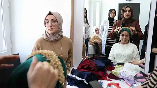 Hayallerini gerçekleştirmek isteyen kadınlar kuaförlük kursunda ter döküyor