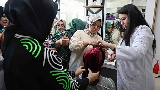 Hayallerini gerçekleştirmek isteyen kadınlar kuaförlük kursunda ter döküyor