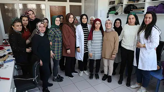 Hayallerini gerçekleştirmek isteyen kadınlar kuaförlük kursunda ter döküyor