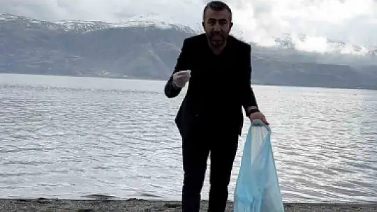 Hazar Gölü çevresindeki çöpleri elleri ile tek tek topladı