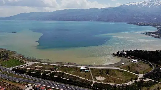 Hazar Gölü'nün kıyısı renk değiştirdi