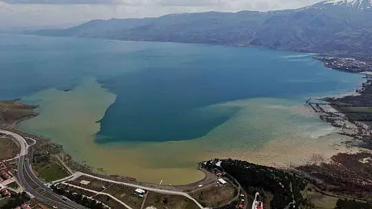 Hazar Gölü'nün kıyısı renk değiştirdi