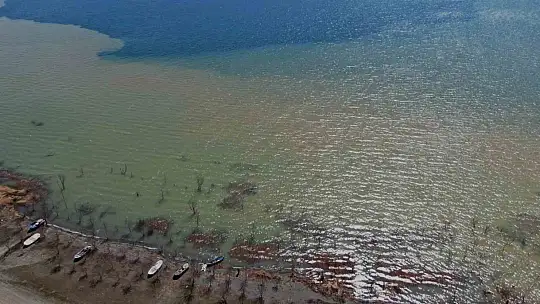 Hazar Gölü'nün kıyısı renk değiştirdi