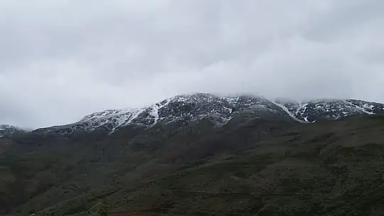 Hazarbaba Dağı'na kar yağdı