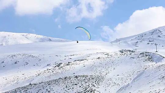 Hazarbaba Dağı'nda göl manzarası eşliğinde yamaç paraşütü keyfi