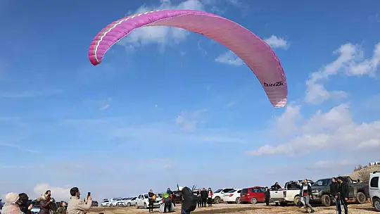 Hazarbaba Dağı'nda göl manzarası eşliğinde yamaç paraşütü keyfi