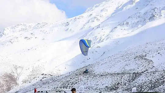 Hazarbaba Dağı'nda göl manzarası eşliğinde yamaç paraşütü keyfi