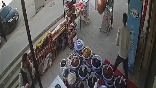 Husumetlisini vurup, bir şey olmamış gibi olay yerinden uzaklaştı