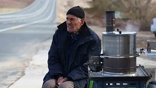 İçinde yaşadığı ve iş yeri olduğu barakası yandı, 75 yaşında zor durumda kaldı