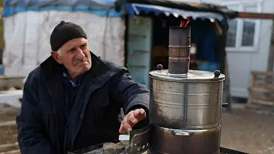 İçinde yaşadığı ve iş yeri olduğu barakası yandı, 75 yaşında zor durumda kaldı