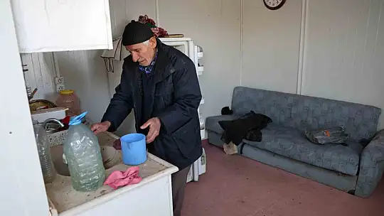 İçinde yaşadığı ve iş yeri olduğu barakası yandı, 75 yaşında zor durumda kaldı