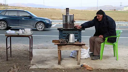 İçinde yaşadığı ve iş yeri olduğu barakası yandı, 75 yaşında zor durumda kaldı