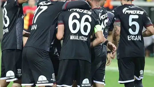 İsmet Yumakoğulları, kalesinde devleşiyor