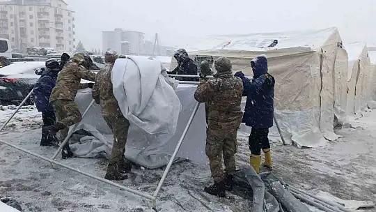 Jandarma ekipleri çadırlar kurmaya başladı