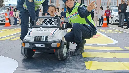 Jandarma ekiplerinden öğrencilere trafik güvenliği eğitimi