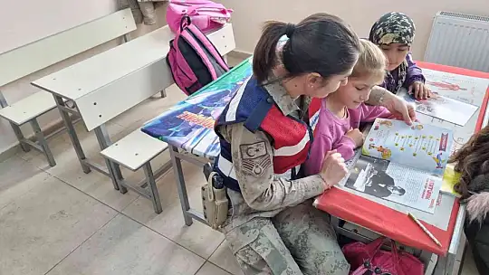 Jandarma öğrencileri bilgilendirdi