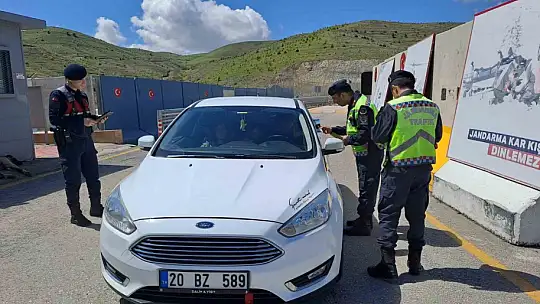 Jandarma, şehit yakınları ve gazileri unutmadı