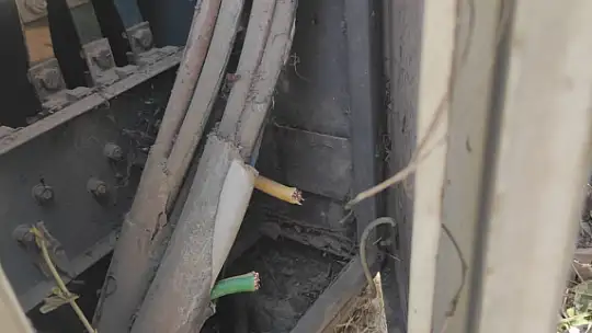 Kabloları çalmak isteyen hırsız yanlış kabloyu kesince 40 dairenin elektronik cihazı yandı