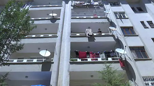 Kabloları çalmak isteyen hırsız yanlış kabloyu kesince 40 dairenin elektronik cihazı yandı