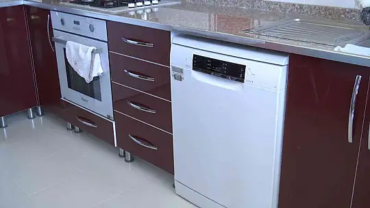 Kabloları çalmak isteyen hırsız yanlış kabloyu kesince 40 dairenin elektronik cihazı yandı