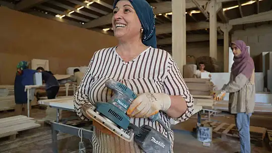 Kadın ustalar mobilya endüstrisinde erkeklere taş çıkarıyor