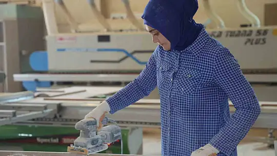 Kadın ustalar mobilya endüstrisinde erkeklere taş çıkarıyor