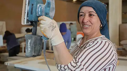 Kadın ustalar mobilya endüstrisinde erkeklere taş çıkarıyor