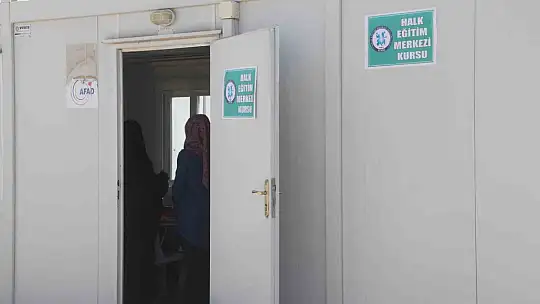 Kadınlar, depremin izlerini üreterek siliyor