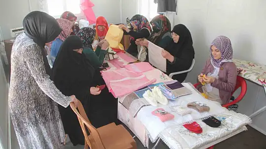 Kadınlar, depremin izlerini üreterek siliyor