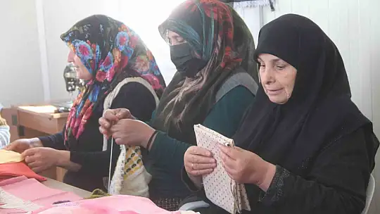 Kadınlar, depremin izlerini üreterek siliyor