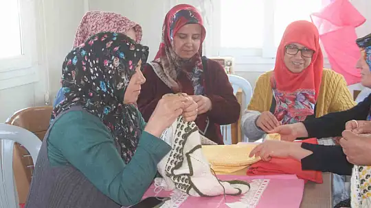 Kadınlar, depremin izlerini üreterek siliyor