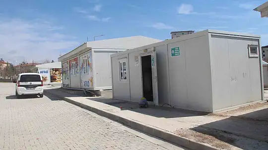 Kadınlar, depremin izlerini üreterek siliyor