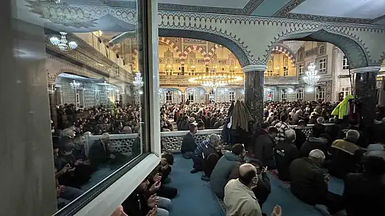 Kadir Gecesi'nde vatandaşlar camilere akın etti