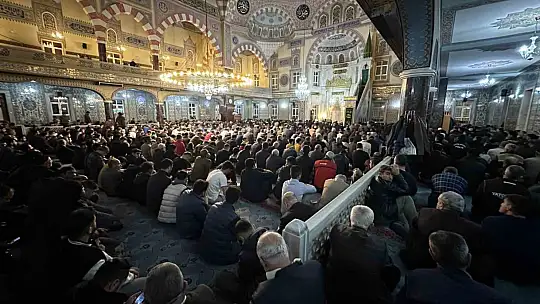 Kadir Gecesi'nde vatandaşlar camilere akın etti