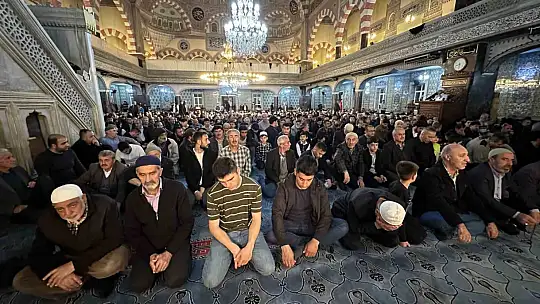 Kadir Gecesi'nde vatandaşlar camilere akın etti