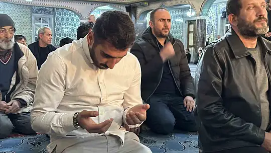 Kadir Gecesi'nde vatandaşlar camilere akın etti