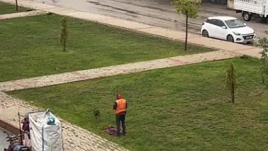 Kağıt toplayan adam sağanak yağmurun altında namaz kıldı