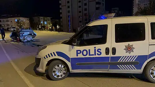 Kaldırıma çarpan otomobilin tekeri koptu, takla atıp ters yöne uçtu