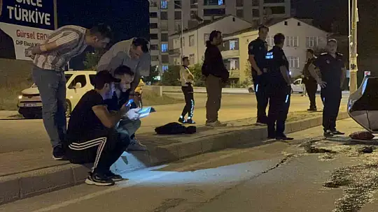 Kaldırıma çarpan otomobilin tekeri koptu, takla atıp ters yöne uçtu