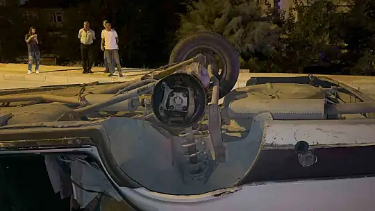 Kaldırıma çarpan otomobilin tekeri koptu, takla atıp ters yöne uçtu