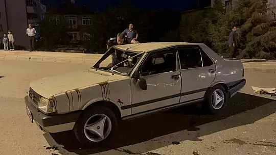 Kaldırıma çarpan otomobilin tekeri koptu, takla atıp ters yöne uçtu