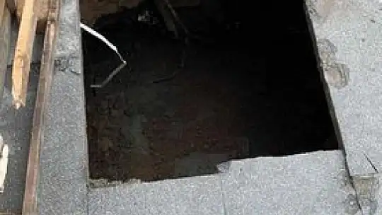 Kamyonetin çıktığı kaldırım çöktü, aracın bir bölümü içine girdi