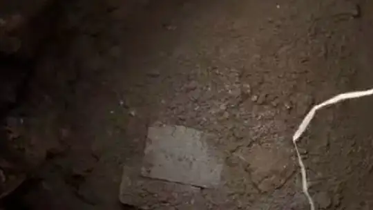 Kamyonetin çıktığı kaldırım çöktü, aracın bir bölümü içine girdi